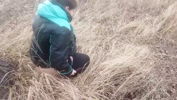 Eine Ukrainische Milf Pinkelt In Der Öffentlichkeit Und Zeigt Ihre Enge Muschi