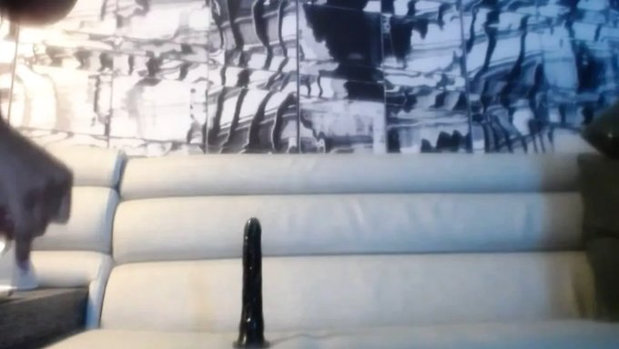 Ebony-Babe Reitet Einen Großen Dildo In Einer Schwarzen Großen Zusammenstellung