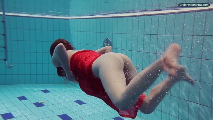Junges Luder Im Bikini Zieht Sich Im Öffentlichen Pool Aus