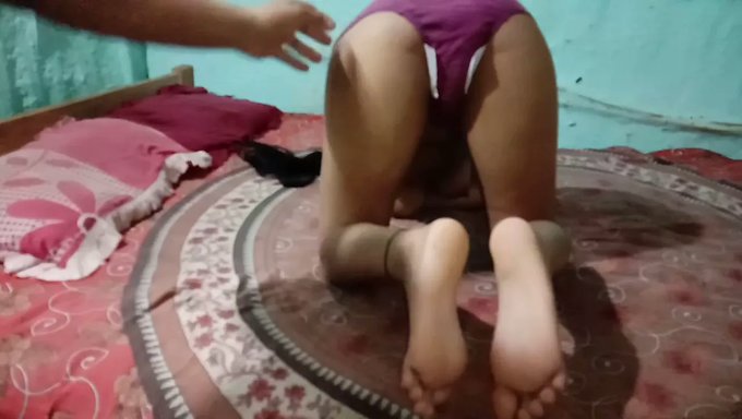 Eine Teenagerin Mit Großen Natürlichen Titten Bekommt Eine Massage Von Ihrem Freund