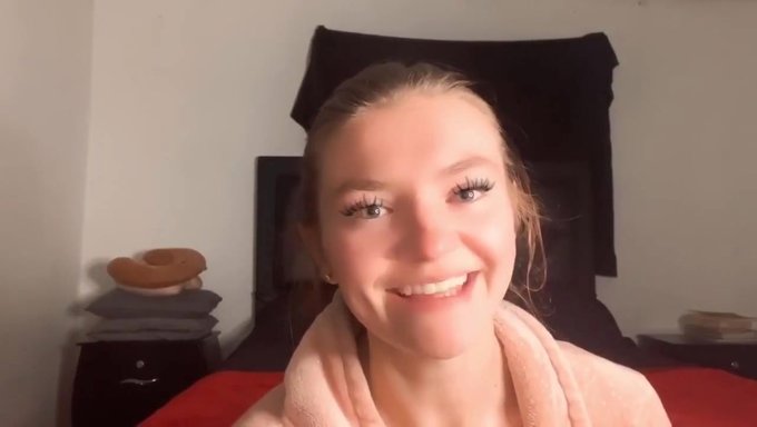Blonde Sexbombe Pink Wird Vor Der Webcam Versaut