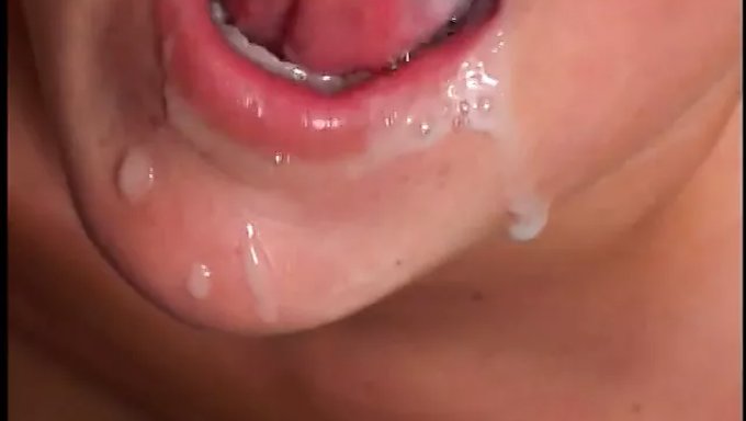 Intensiver Oralsex Und Ficken In Der Cafeteria Mit Einem Jungen Amerikanischen Teenager