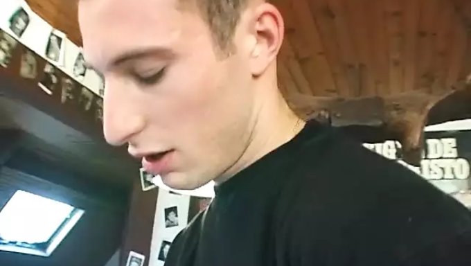 Vintage Französische Schönheit Verwöhnt Drei Schwänze Hintereinander