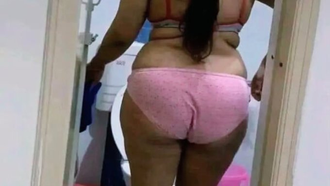 Versteckte Kamera Fängt Intimes Vorspiel Und Handjob Im Badezimmer Ein