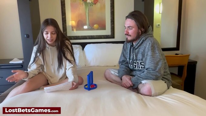 Süßes Duo Genießt Ein Strip-Spiel Und Reitet Zusammen.