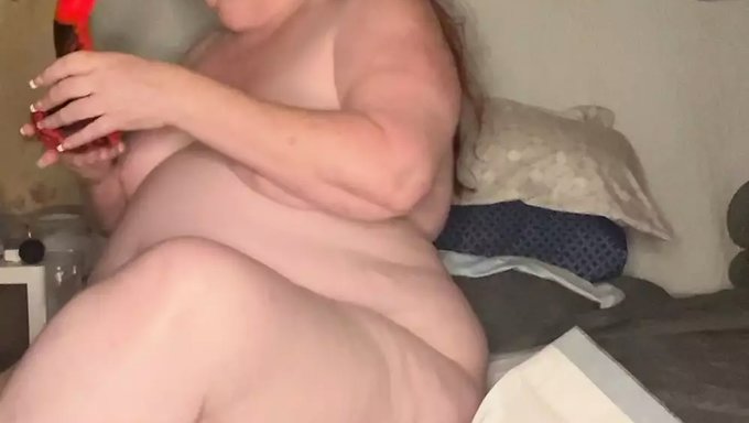 Vibratorqueen Zeigt Ihre Spielzeugsammlung