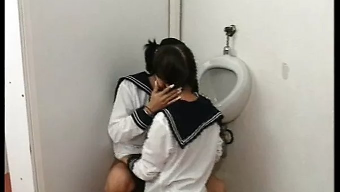 Deutsche Schulmädchen Geben Sich Im Bad Dem Lesbischen Vergnügen Hin