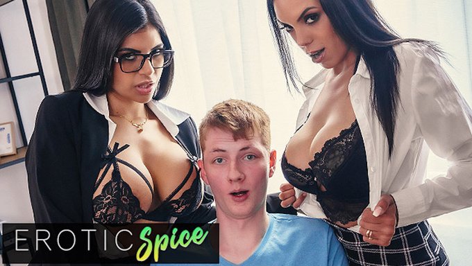 Cumshot-Überraschung Für Geile Studentin In Einer Studentin-Blowjob-Szene