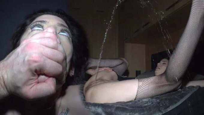 Sie Spritzt So Heftig Beim Orgasmus, Sie Schlägt Fast Mit Dem Gesicht An Die Decke!