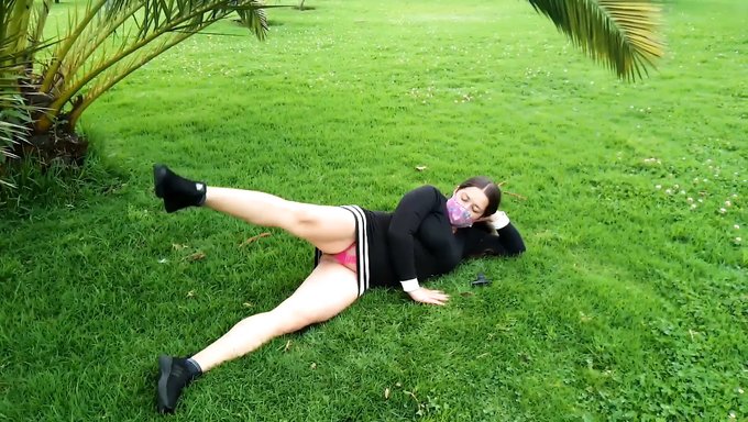 Reifer Latina-Stiefsohn Wird Im Park Von Einem Jungen Hengst Gefickt