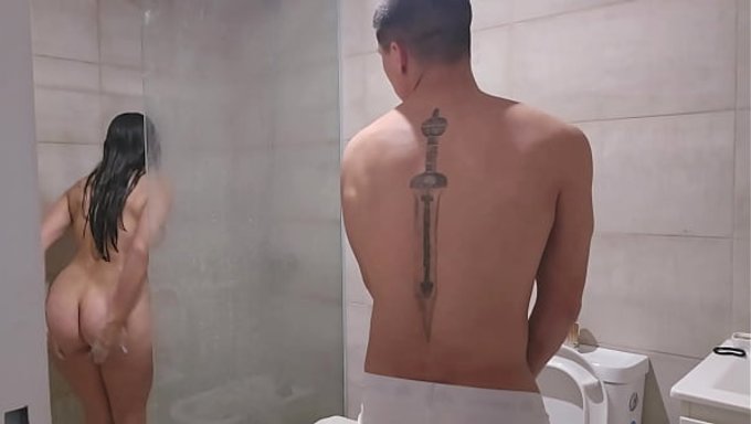 Ich Habe Meiner Stiefschwester Ein Handtuch Versteckt, Um Sie Grob Zu Verwöhnen.