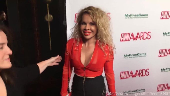 Riley Star Und Bridgette B Glänzen Auf Dem Avn Roten Teppich