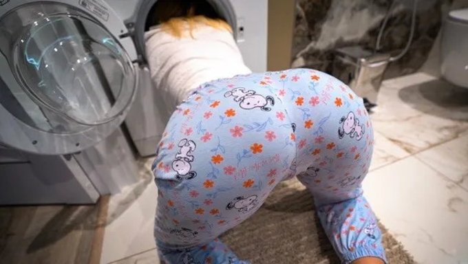 Die Stiefschwester Von Jenny Lux Wird In Eine Klebrige Situation Geraten