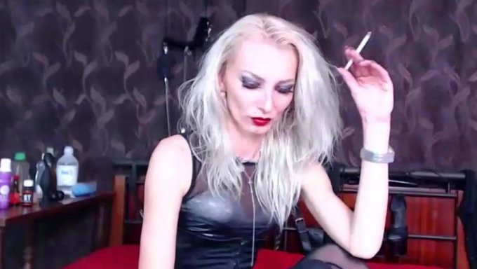 Herrinq01 Dominiert Ihr Zuckerbaby Mit Einer Zigarette In Diesem Femdom-Video