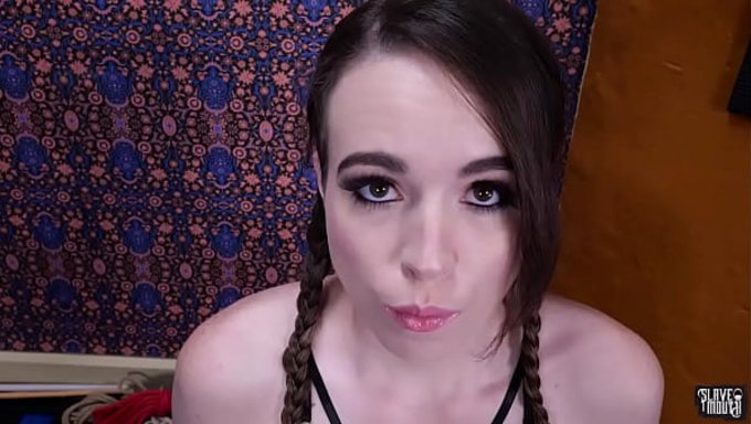 Die Devote Schlampe Brooke Johnson Wird Im Bdsm Hart Bestraft Und Mit Pisse Gespielt.