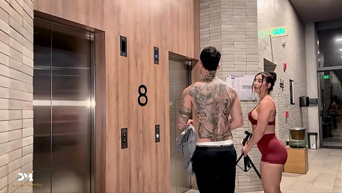 Mädchen Trainiert Allein Im Fitnessstudio, Als Ein Typ Kommt, Um Ihr Zu Helfen.