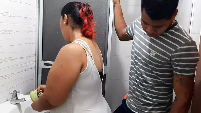 Reife Milf Masturbiert Im Badezimmer Und Bekommt Cunnilingus
