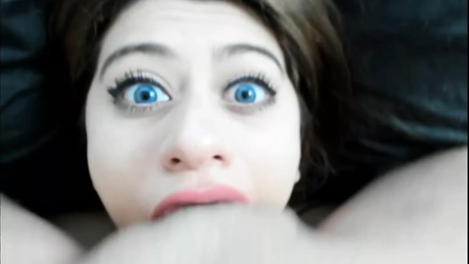 Intensiver Blick Beim Kehlenfick Mit Jungem 18+