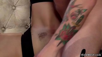 Gefesseltes Trio Zeigt Den Butler Mit Zwei Sklavenpartnern.