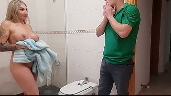 Die Dusche Kocht Über, Als Meine Vollbusige, Blonde Stiefmutter Sich Von Mir Durchnehmen Lässt.