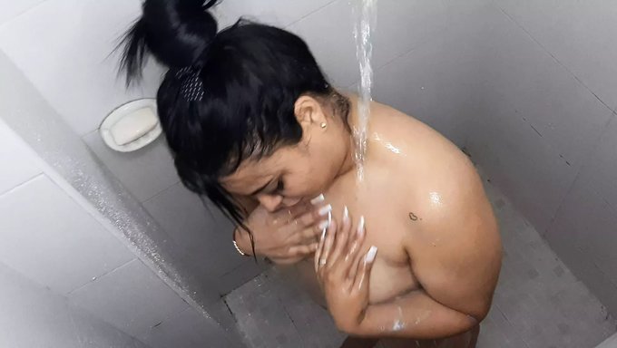 Amateur-Teen Wird Unter Der Dusche Frech