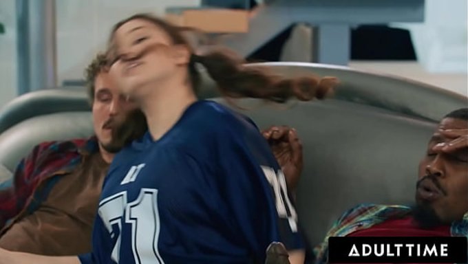Leana Lovings Wird Fast Dabei Erwischt, Wie Sie Auf Den Schwänzen Ihres Besten Kumpels Reitet.