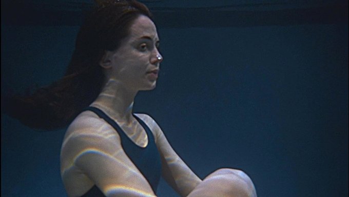 Natürliche Brünette Schönheit Eliza Dushku Zieht Sich Unter Der Dusche Aus