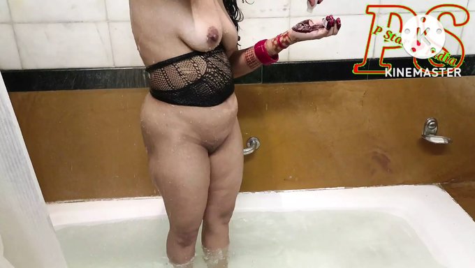 Große Natürliche Titten Und Nippel In Einem Lustigen Badezimmervideo