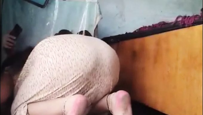 Ein Amateurvideo Zeigt Eine Milf Mit Einem Großen Arsch, Die Den Boden Putzt
