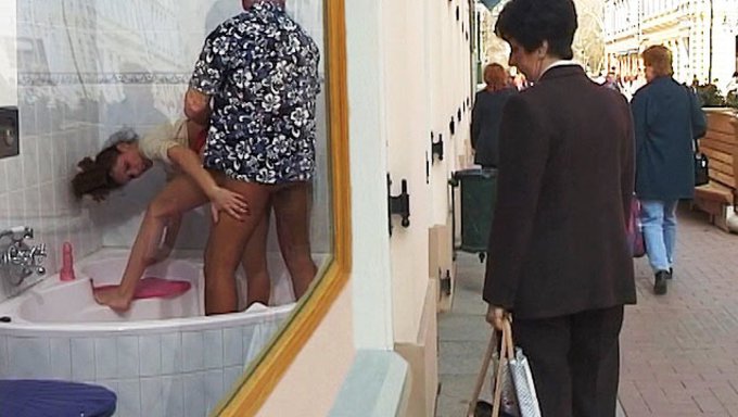Amateurpaar Wird In Der Öffentlichkeit Wild Mit Deepthroat Und Hartem Analsex