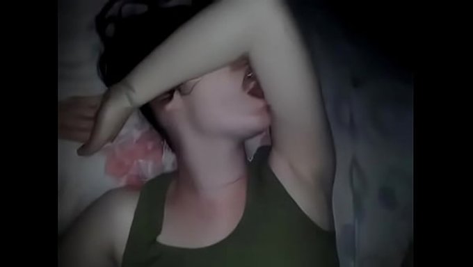 Evelyn Lima Sitzt Ohne Mitleid Auf Der Rolle.