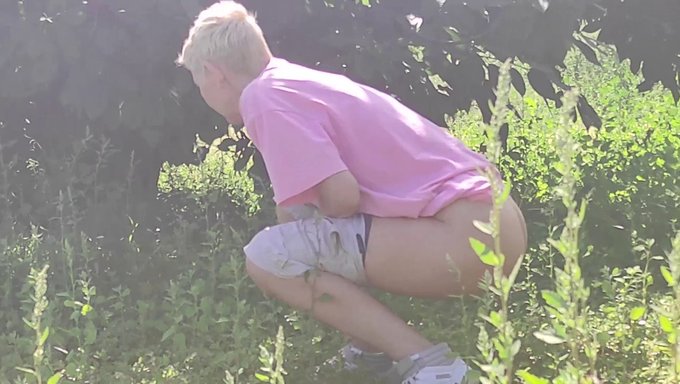Amateurfrau Und Teengirl In Selbstgemachtem Outdoor-Pissvideo