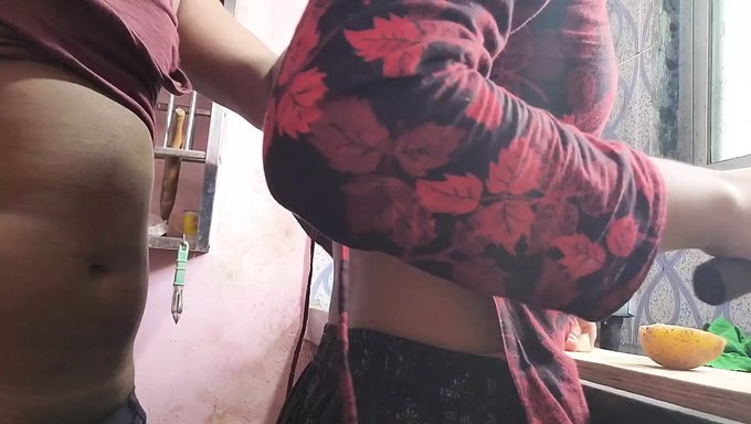 Devar Teilt Seine Küche Mit Seinem Bhabhi Ji Und Seiner Frau In Einem Heißen Video