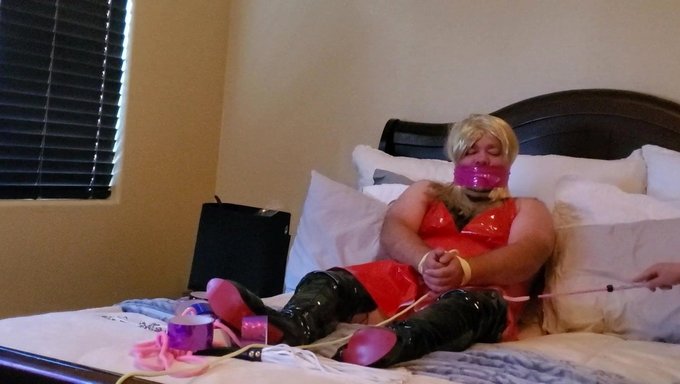 Herrin M Dominiert Amateur-Crossdresser In Demütigender Session