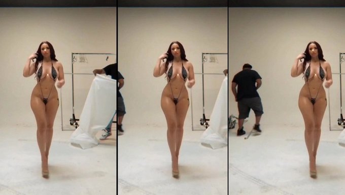 Zusammenstellung Von Großen Natürlichen Titten Mit Einem In Bikini Gekleideten Babe