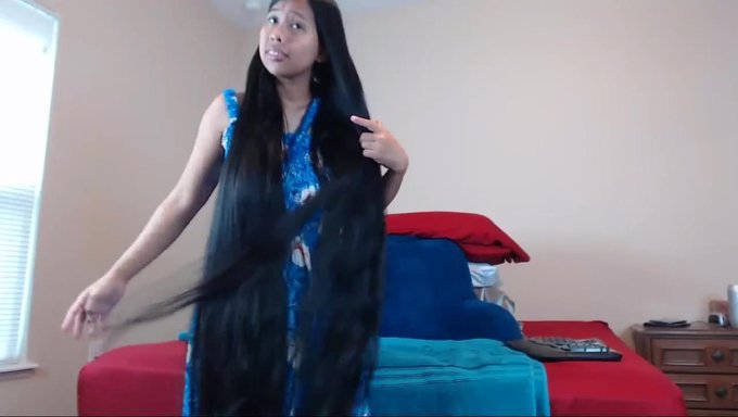 Amateur Webcam Girl Mit Langen Haaren Strippt Und Spielt Mit Ihren Haaren