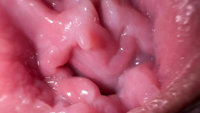 Dreckig Redende Teenagerin Masturbiert Zu Einem Starken Orgasmus.