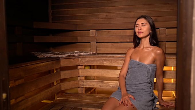 Sauna-Sex Mit Einer Hübschen Lady Und Ihrem Süßen Gesicht.