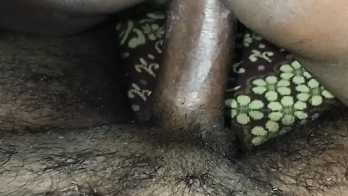 Tantchen Gönnt Sich Weiblichen Samenerguss Und Spritzen