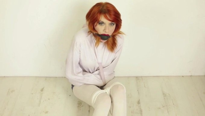 Young Amber Zum Bondagespiel In Zwangsjacke Gesperrt