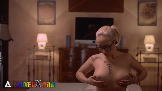 Vollbusige Blonde Milf Genießt Solo-Spielzeit