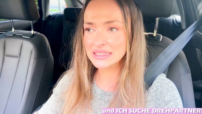 College-Studentin Wird In Ihrem Auto Für Ein Öffentliches Userdate Unartig