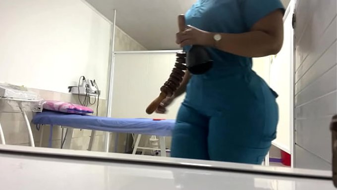 Die Schöne Krankenschwester Hat Einen Riesigen Arsch, Der Aufgenommen Wurde (Culona Bbw)