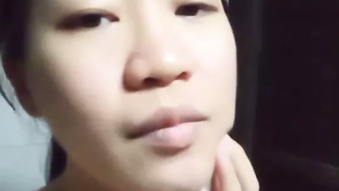 Gelangweiltes Asiagirl Gibt Sich Dem Solospiel Hin