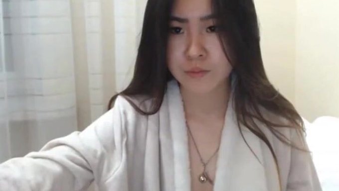 Koreanisches Amateurgirl Redet Schmutzig Und Spritzt Vor Der Kamera