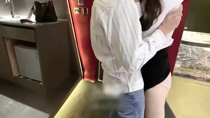 Eine Sexy Asiatische Frau Entdeckt Das Riesige Glied Ihres Männlichen Kollegen Und Verführt Ihn Zu Sex In Teil 2.