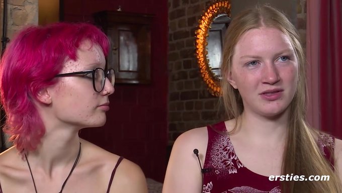 Erstes Lesbisches Erlebnis Mit Spielzeugen Und Piercings.