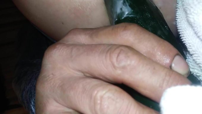 Ein Dickärschiges Mädchen Wird Mit Analspielzeug Gedehnt
