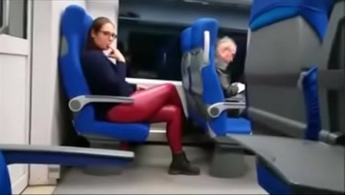 Ein Mann Traf Ein Mädchen Und Gab Ihr Seine Telefonnummer.