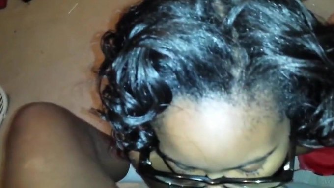 Afrikanisches Ebonygirl Gibt Ihrem Mann Einen Blowjob